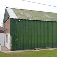 Миллионер поселился в сарае в жил в нем 15 лет. Соседи посмеивались над домом, пока однажды не зашли в гости