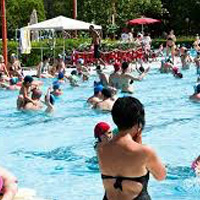 Женщина в почти невидимом купальнике пришла в бассейн, сделала несколько фотографий и возмутила посетителей