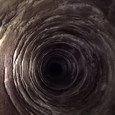 Мужчина заметил трубу, торчащую из земли у дома, и опустил в неё камеру. Она ушла на 100 метров вглубь