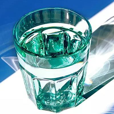 Мужчина налил воду в стакан, а когда его чуть сдвинул, вода моментально стала цветной