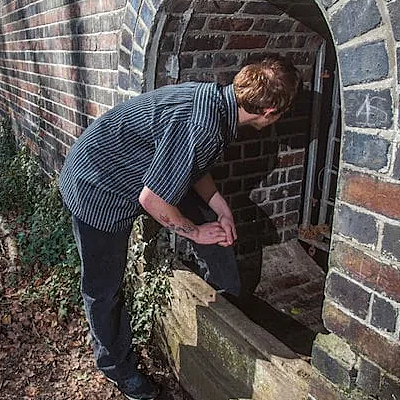 Парень ради шутки крикнул в окно подвала в заброшенном доме, а снизу ответили