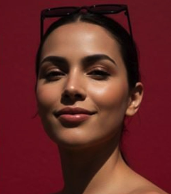 90-летний таксист арендовал яхту, надел фальшивое золото и выдал себя за миллиардера, чтобы очаровать моделей