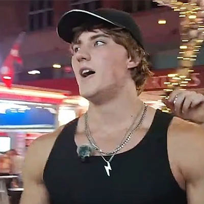 Австралийский гигачад опозорился на весь мир, лишившись парика в прямом эфире