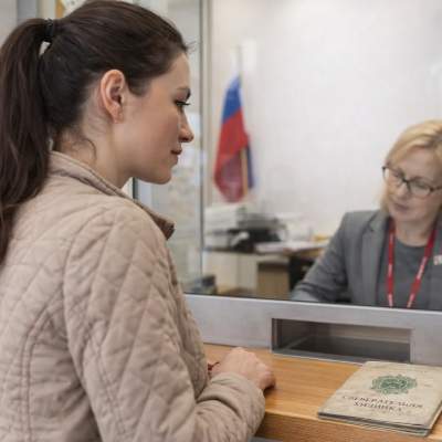 В 1990 женщина положила на счет 1000 рублей. Через 35 лет внуки сняли деньги и показали, сколько набежало