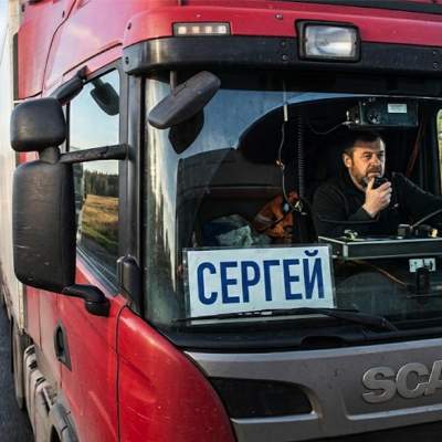 Дальнобойщики часто пишут свои имена на лобовом стекле. Как табличка помогает на трассе