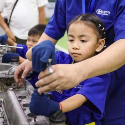 10-леток на Филиппинах учат собирать двигатели авто. Как проходят занятия