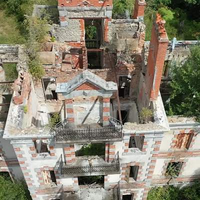 Купил развалины в лесу и вызвал смех друзей. Через 150 дней он показал изменения и уже никто не смеялся